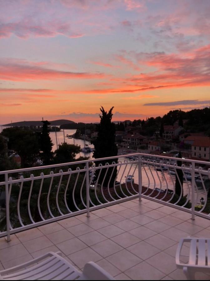 Apartment In Maslinica 70M From The Sea ภายนอก รูปภาพ