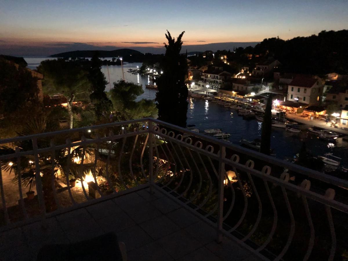 Apartment In Maslinica 70M From The Sea ภายนอก รูปภาพ