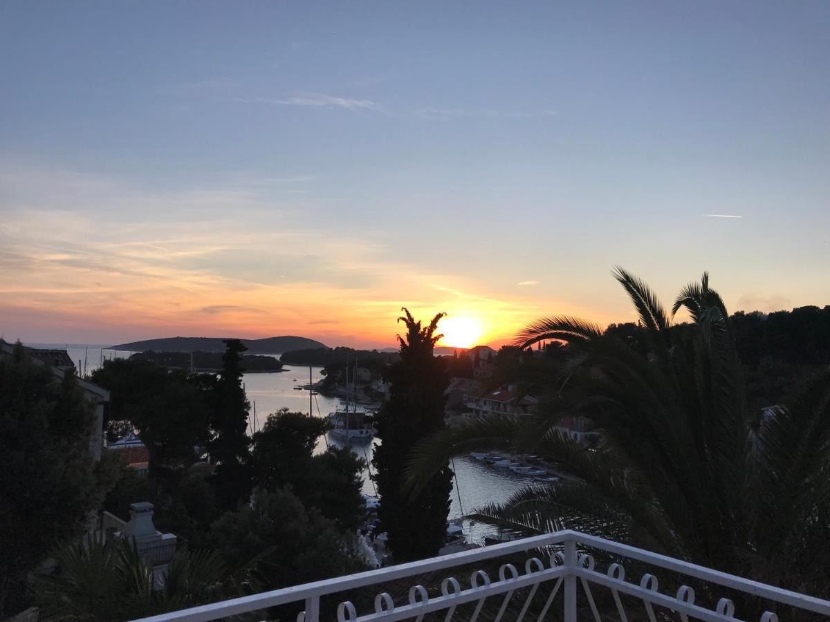 Apartment In Maslinica 70M From The Sea ภายนอก รูปภาพ