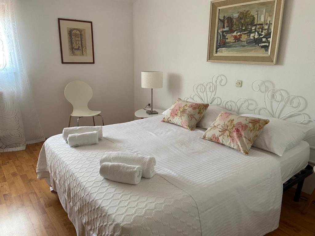 Apartment In Maslinica 70M From The Sea ภายนอก รูปภาพ