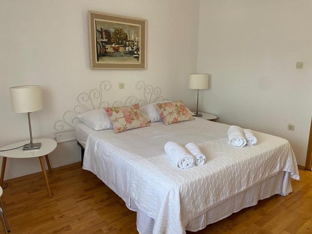 Apartment In Maslinica 70M From The Sea ภายนอก รูปภาพ