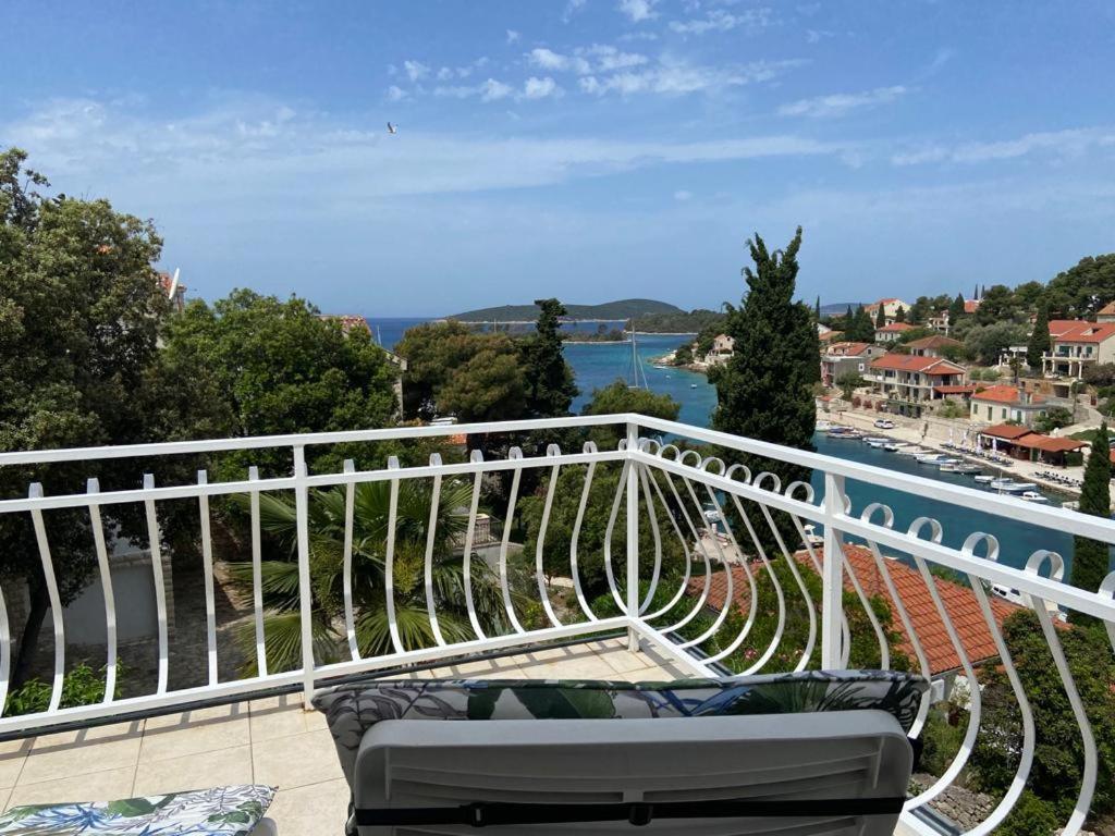 Apartment In Maslinica 70M From The Sea ภายนอก รูปภาพ