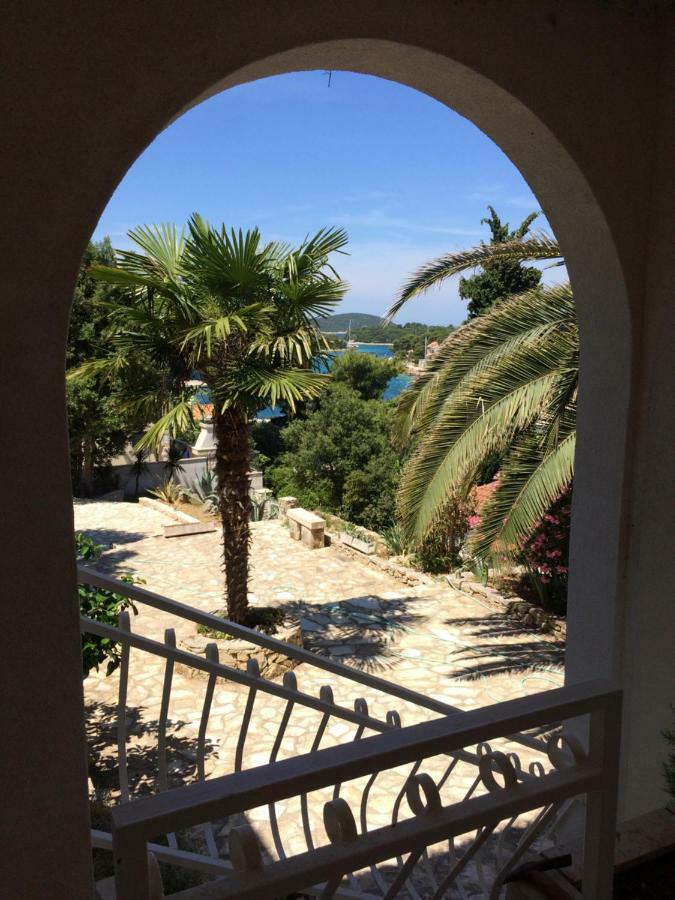 Apartment In Maslinica 70M From The Sea ภายนอก รูปภาพ