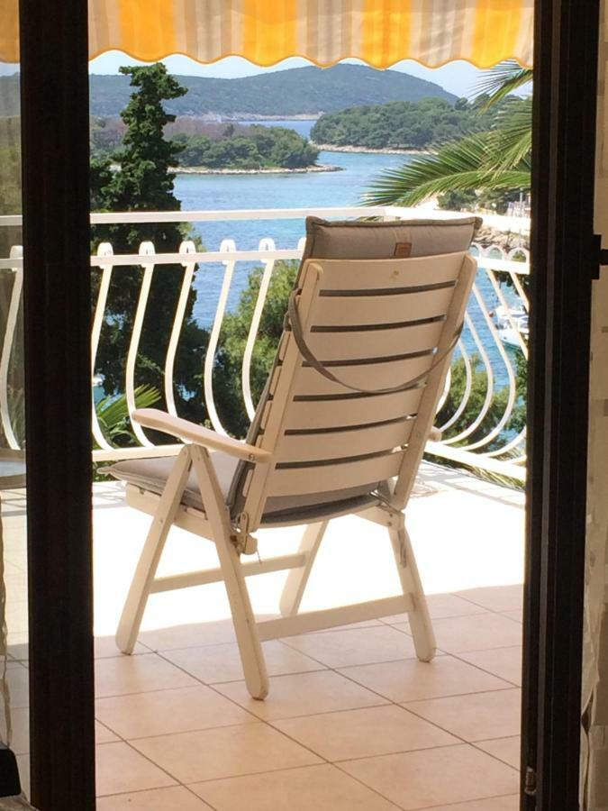 Apartment In Maslinica 70M From The Sea ภายนอก รูปภาพ