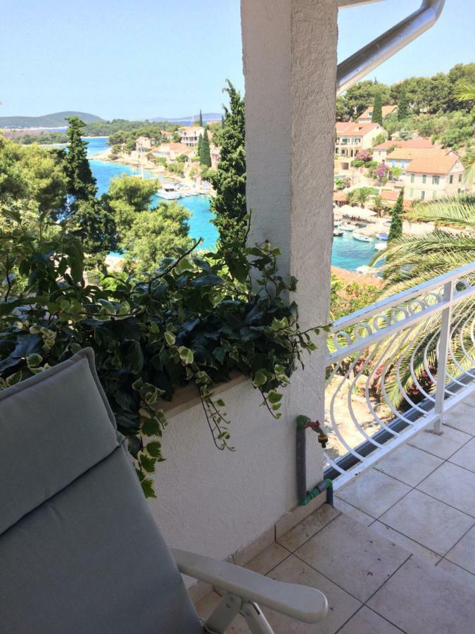 Apartment In Maslinica 70M From The Sea ภายนอก รูปภาพ