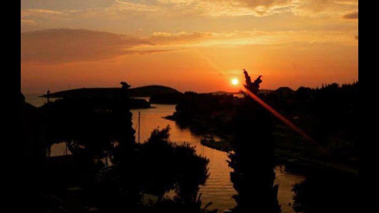 Apartment In Maslinica 70M From The Sea ภายนอก รูปภาพ