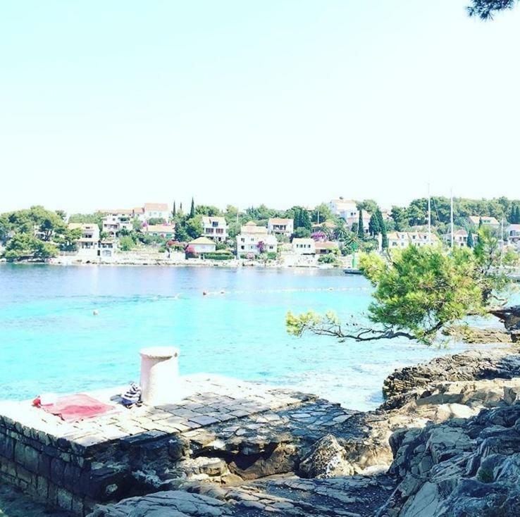 Apartment In Maslinica 70M From The Sea ภายนอก รูปภาพ