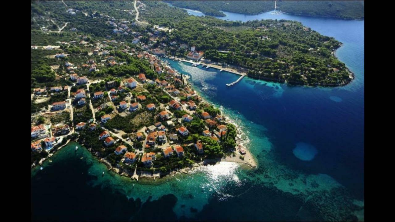 Apartment In Maslinica 70M From The Sea ภายนอก รูปภาพ