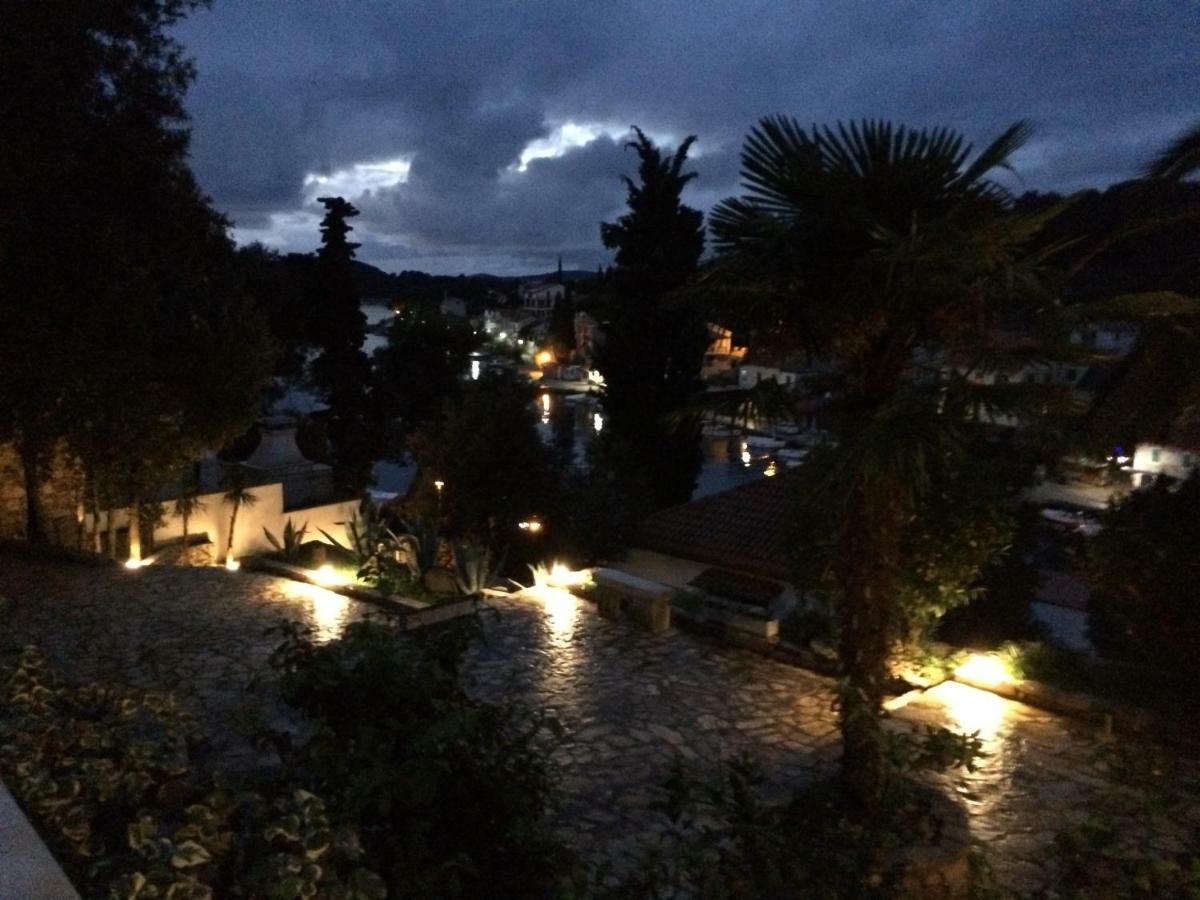 Apartment In Maslinica 70M From The Sea ภายนอก รูปภาพ