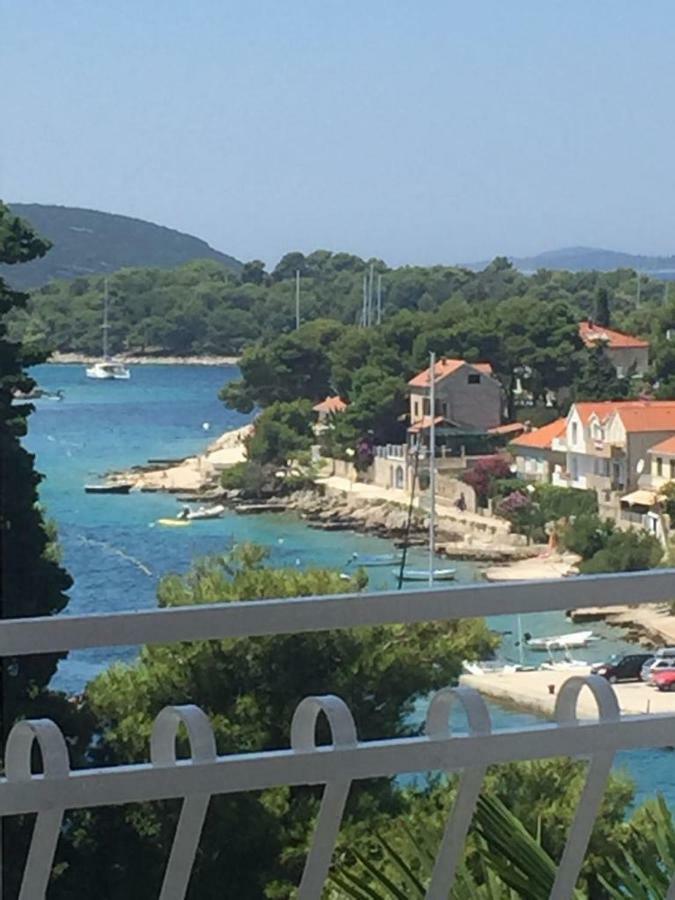Apartment In Maslinica 70M From The Sea ภายนอก รูปภาพ