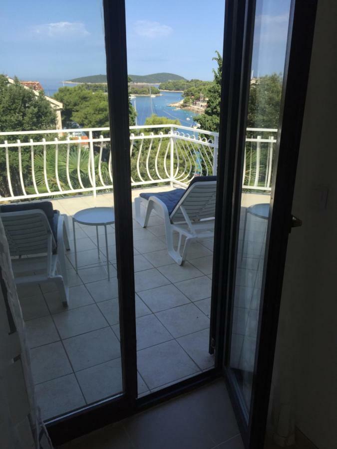 Apartment In Maslinica 70M From The Sea ภายนอก รูปภาพ