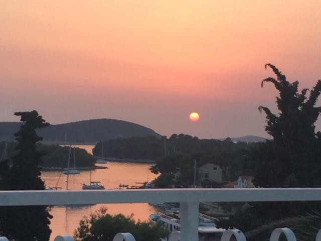 Apartment In Maslinica 70M From The Sea ภายนอก รูปภาพ